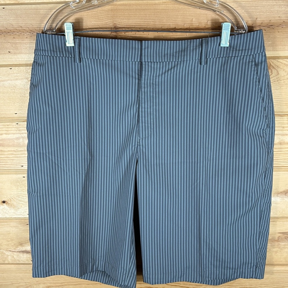 Under Armour Men's Flat Front Shorts, Gray Striped, Size 38